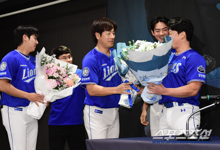 How many points did you rate yourself as a player in 21 years? Oh Seung-hwan's retirement press conference was held and a beautiful period of 21 years
