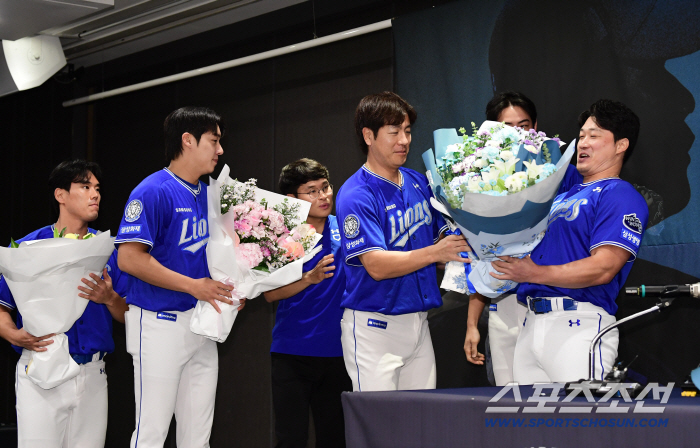 How many points did you rate yourself as a player in 21 years? Oh Seung-hwan's retirement press conference was held and a beautiful period of 21 years