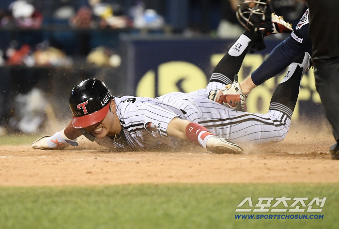Is this for real? A three-run double to the right → Oh, the first baseman is Park Hae-min. Nodding