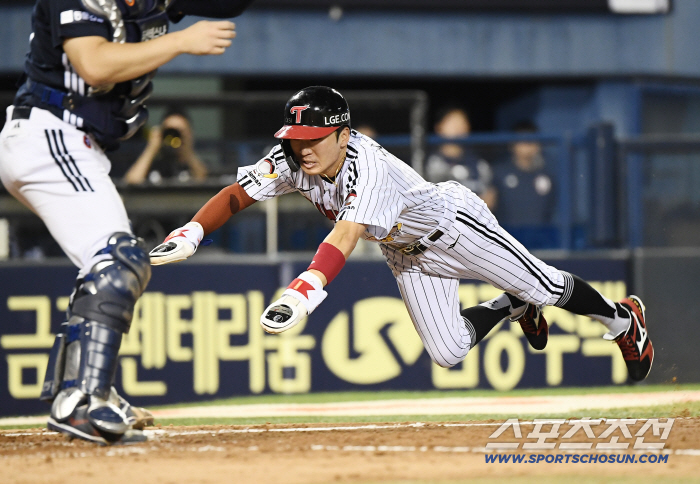 Is this for real? A three-run double to the right → Oh, the first baseman is Park Hae-min. Nodding