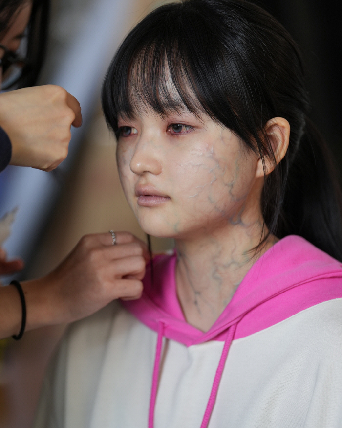 It's lovely even if I keep looking at it...Choi Yuri, how was the process of transforming into a zombie daughter