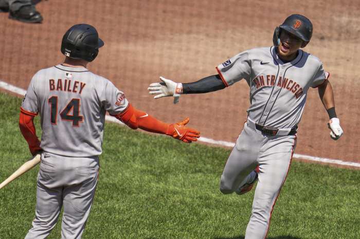 Lee Jung-hoo's revival  San Francisco's rebound SF Lee Jung-hoo, who is fully alive in the seventh batting order, exploded long balls in six consecutive games. The team is the winning series for the second time in a row