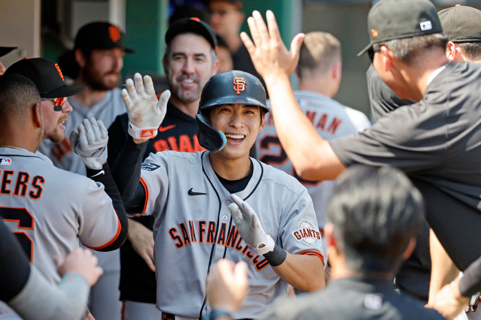 Lee Jung-hoo's revival  San Francisco's rebound SF Lee Jung-hoo, who is fully alive in the seventh batting order, exploded long balls in six consecutive games. The team is the winning series for the second time in a row