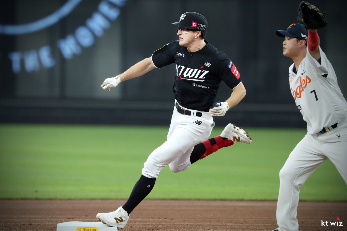 LG, are you thankful? Kang Baekho did it again! KT's upset victory in the 9th inning...Hanwha to take a break from winning group, ranking second in a day 