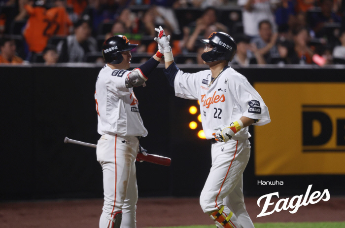 LG, are you thankful? Kang Baekho did it again! KT's upset victory in the 9th inning...Hanwha to take a break from winning group, ranking second in a day 