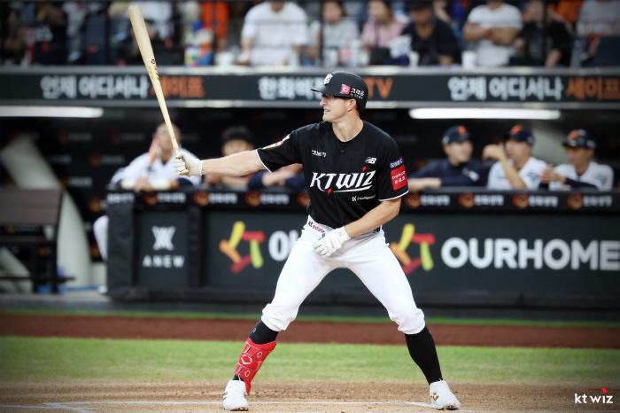 LG, are you thankful? Kang Baekho did it again! KT's upset victory in the 9th inning...Hanwha to take a break from winning group, ranking second in a day 