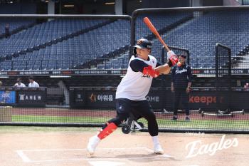 LG's Jung Cho-joon and Son Ah-seop have more than live batting against active players...Burden? It helps you perform better
