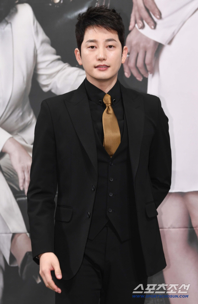 Park Si-hoo Denies Allegations of Affair Mediation, Vows Legal Action