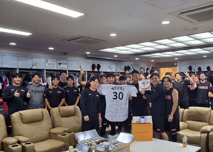 Oh, Ellie, you did a great job at the farewell party! El Dong-won Hernandez said his last greeting in the locker room on the 7th  even cheered for Doosan