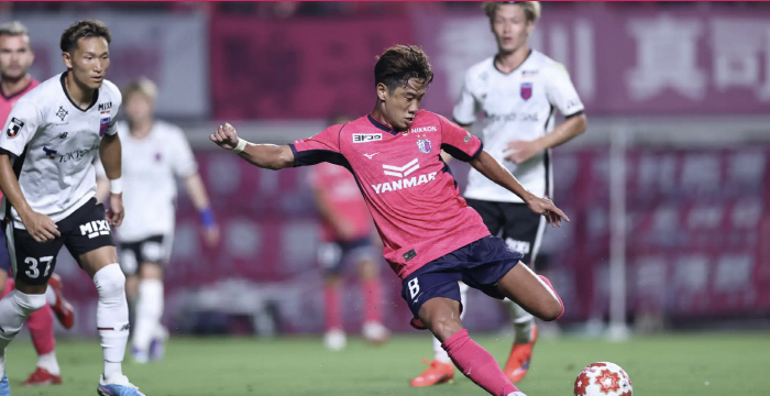 Park Ji-sung failed to replace Park Ji-sung, a legendary superstar, a 36-year-old veteran of the second heyday praised his brilliant performance