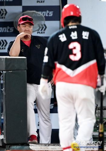  Director Lee Bum Ho can't laugh even though he's winning