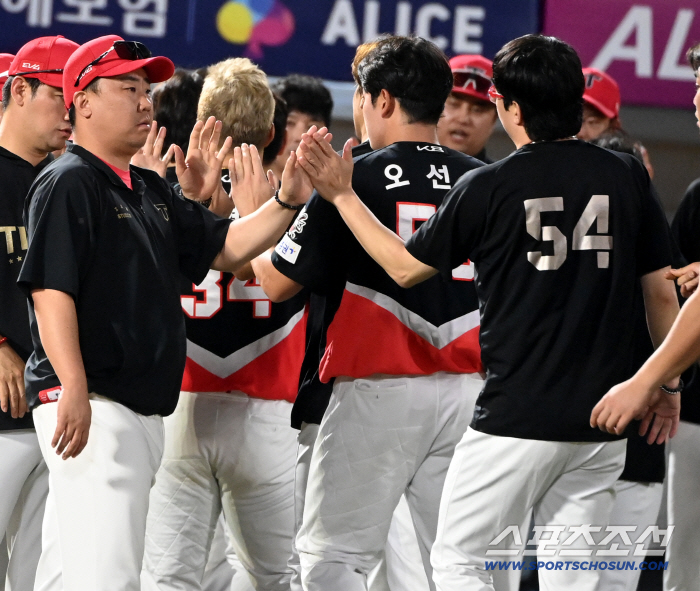  Director Lee Bum-ho congratulates Yang Hyun-jong on his victory!