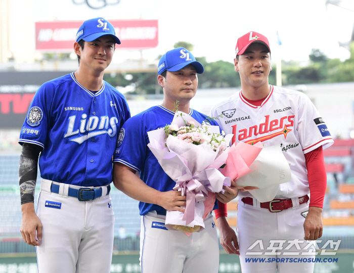  Gu Ja-wook Kim Kwang-hyun Oh Seung-hwan, a bouquet of flowers to celebrate his retirement