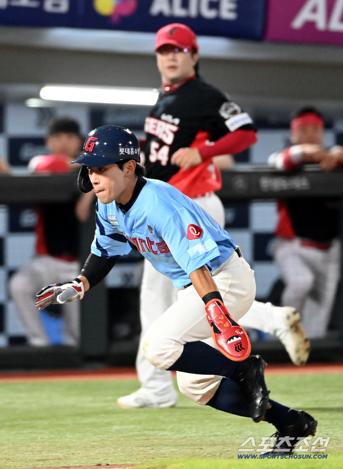  Hwang Sung-bin, who digs home, seeks to score