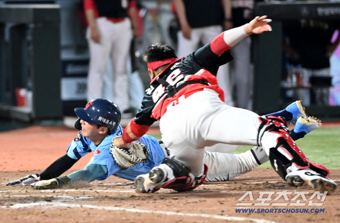  Jang Doo-sung and Na Sung-bum tag out due to laser throw