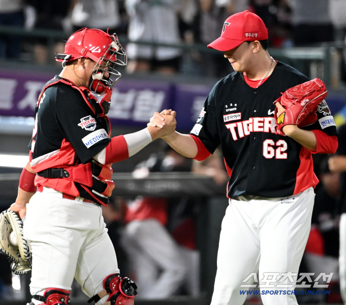  Jeong Haeyoung and Kim Taegun. Seungri's high five
