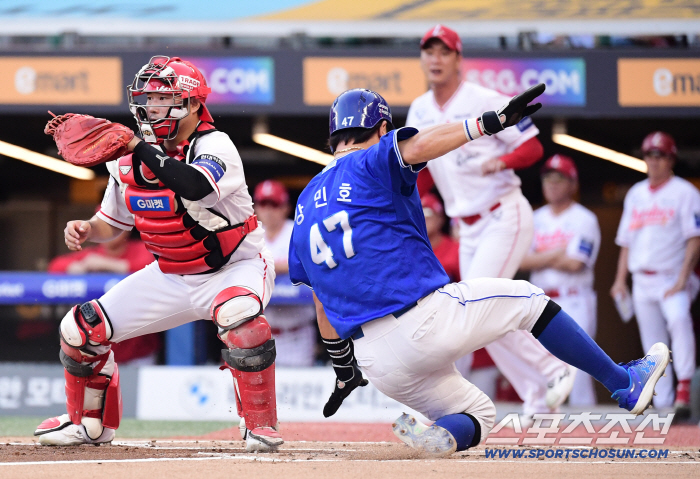  Kang Min-ho scored first with a powerful sliding