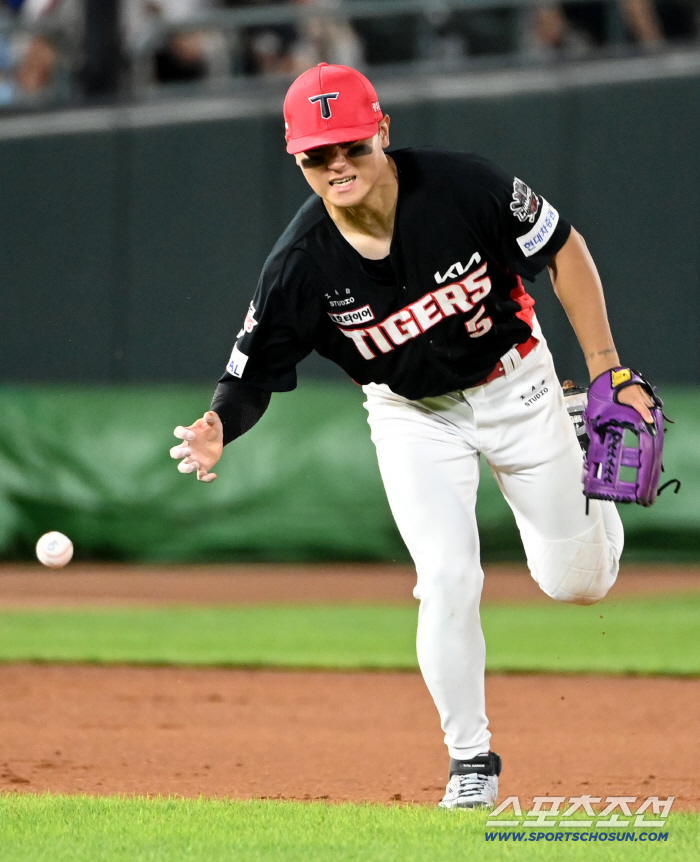  Kim Do-young flinches while catching a ground ball