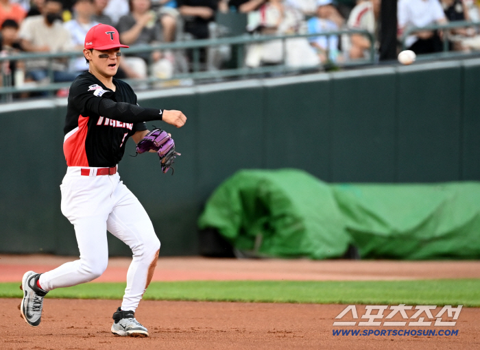  KIM DO YOUNG snatched the ball and made it into a double play