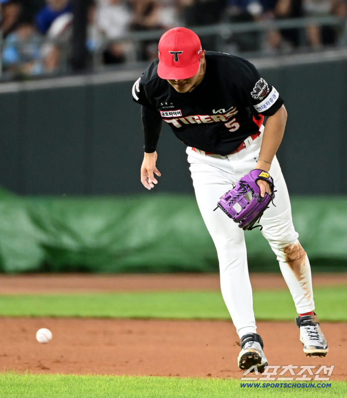  Kim Do-young twisted while hitting a ground ball