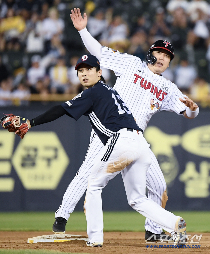  Kim Hyun-soo stole second base