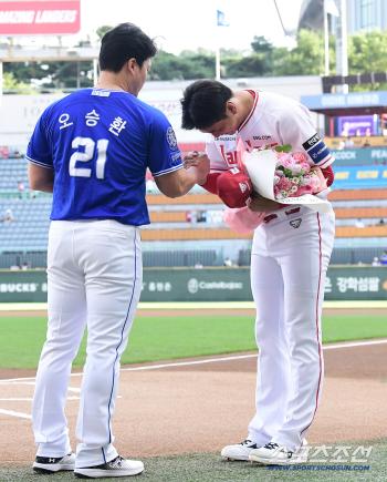  Kim Kwang-hyun bowed to legend Oh Seung-hwan and thanked him