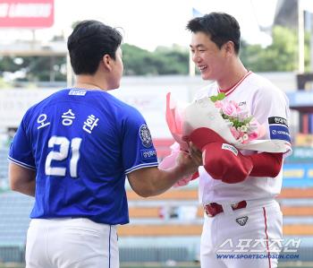  Kim Kwang-hyun bowed to Oh Seung-hwan, a legend who held his hand tightly