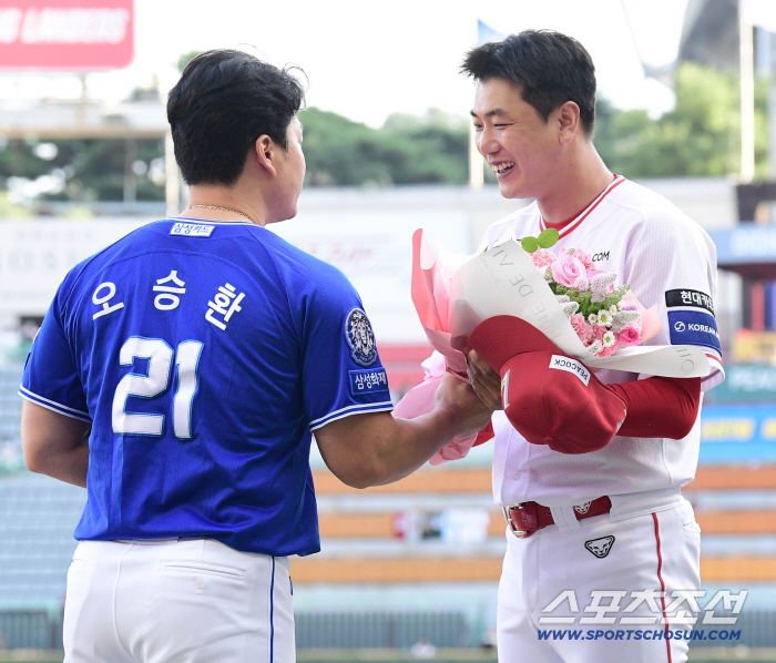 Kim Kwang-hyun bowed to Oh Seung-hwan, a legend who held his hand tightly