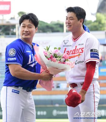  Kim Kwang-hyun greets Oh Seung-hwan