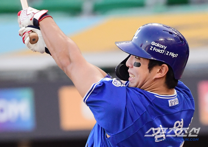  Kim Young-woong hit a double with a powerful hit