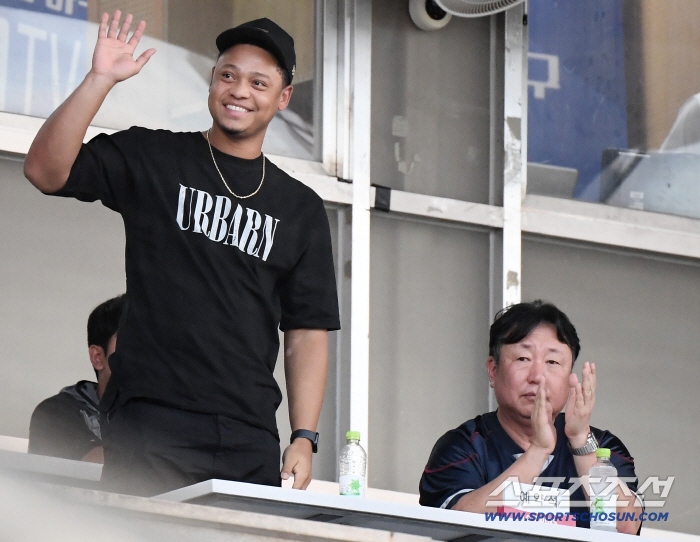  Leaving Hernandez to watch the last game with Cha Myung-seok