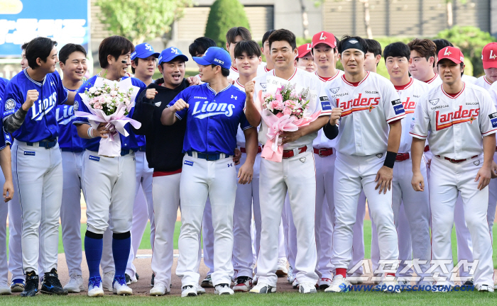  Lee Ji-young wearing a Samsung hat and taking a commemorative photo with Oh Seung-hwan