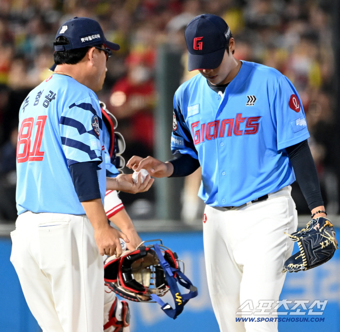  Lee Minseok going down the mound