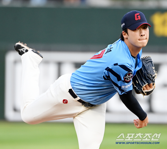  Lotte starter Lee Min-seok's hard throw