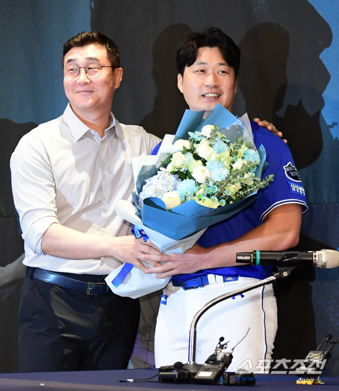  Oh Seung-hwan gets a congratulatory bouquet from General Manager Lee Jong-yeol