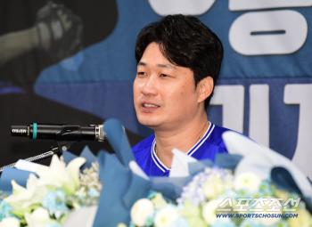 Oh Seung Hwan, I wish you only walk on flowery paths after retirement
