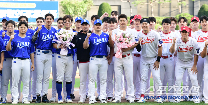  Oh Seung-hwan takes a commemorative photo with the players of both teams at the retirement ceremony