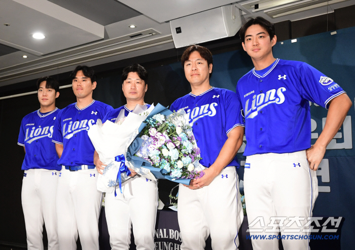  Oh Seung Hwan's colleagues congratulate him on his retirement