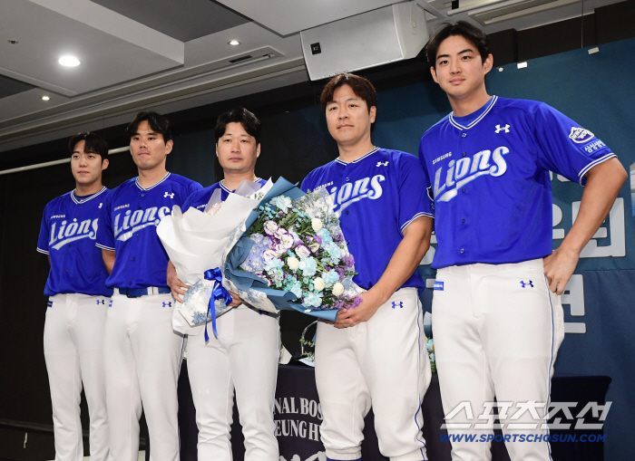  Oh Seung-hwan's retirement press conference celebrated by his colleagues