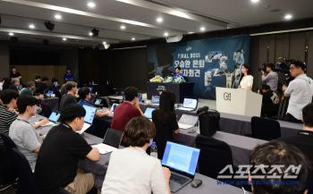  Oh Seung-hwan's retirement press conference with a lot of attention from reporters