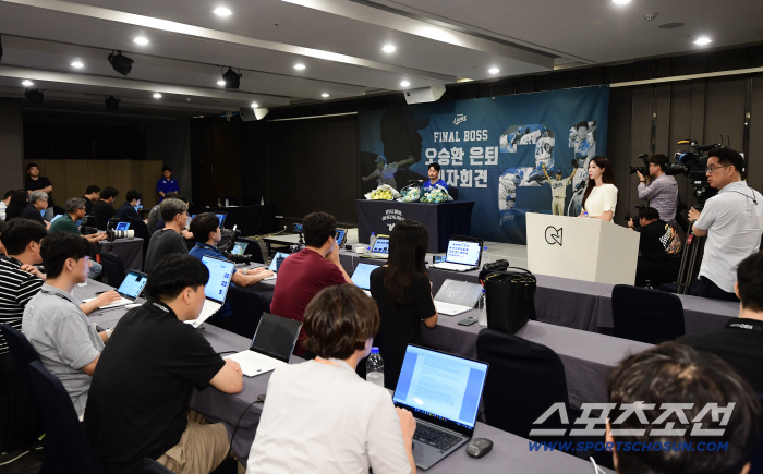  Oh Seung-hwan's retirement press conference with a lot of attention from reporters