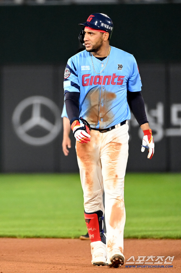  Reyes did his best, and his uniform turned into dirt