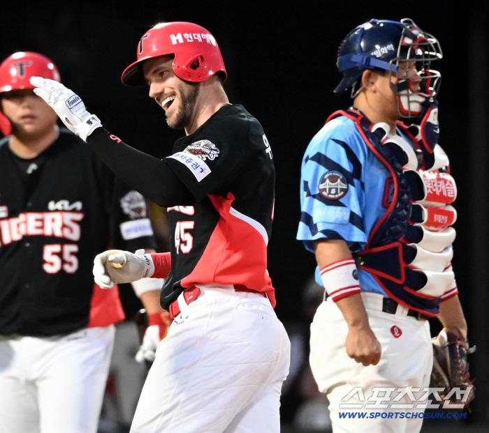  Smiling Wisdom, it's a thrilling home run