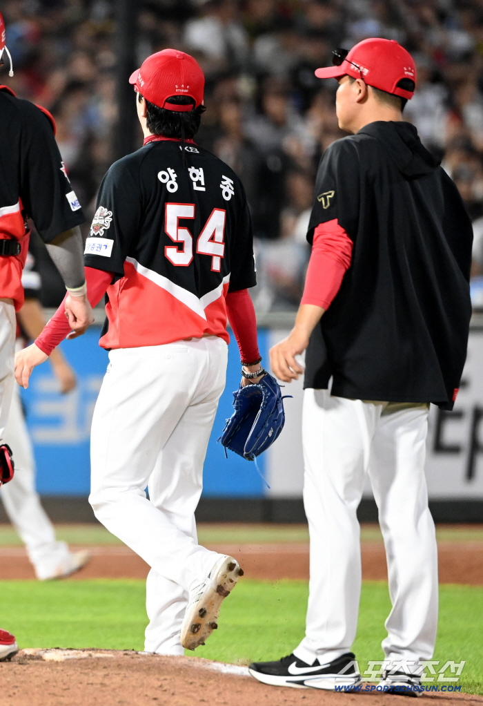  Yang Hyun-jong going down the mound in the 6th inning