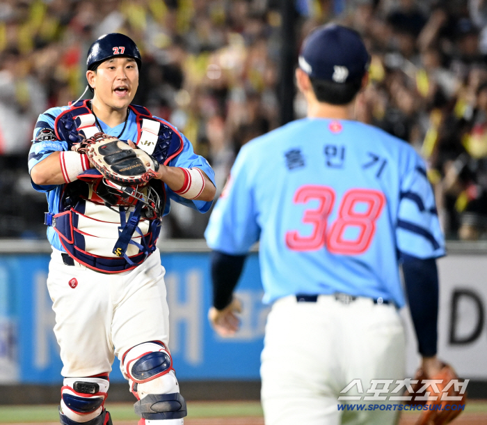  Yoo Kangnam, Hong Min Gi on the mound, cheer up