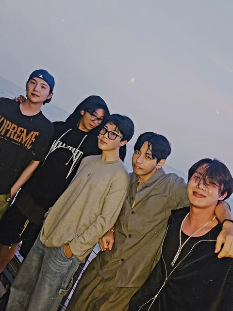  BTS Jimin, Suga, V, RM, and J-Hope share their daily lives...'Healing time.'