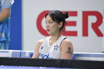 Shin Yi-seul enjoys team performance with all-in-one Jihyun Shin. She's the best star Shin Duo of WKBL. Shinhan Bank Achilles tendon, eventually they have to deal with it.