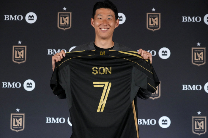 SON and a big collision in the locker room! We're on good terms Welcome Son Heung-min appeared as a hidden contributor to the transfer to LA! I talked with Lloris and decided
