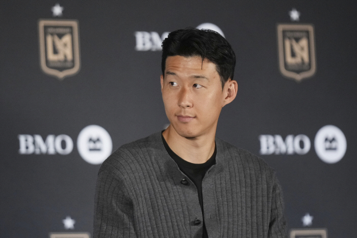 SON and a big collision in the locker room! We're on good terms Welcome Son Heung-min appeared as a hidden contributor to the transfer to LA! I talked with Lloris and decided