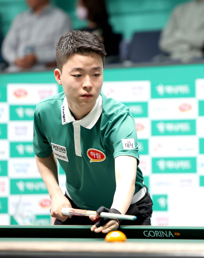 Youngest champion title, 17-year-old pro Kim Young-won failed to advance to the round of 128 in two consecutive PBA competitions